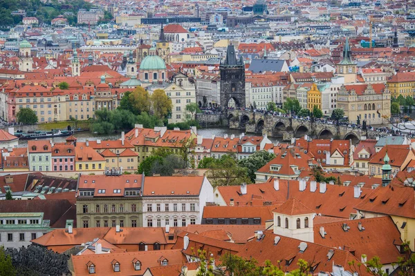 Teleaufnahme aus der Luft vom Petrin-Hügel zu den roten Dächern der Prager Altstadt — Stockfoto