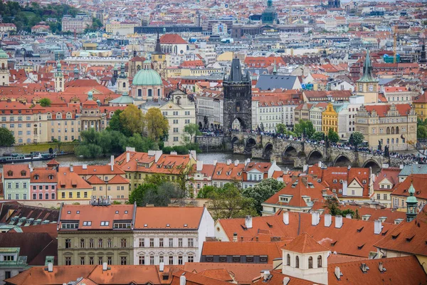 Teleaufnahme aus der Luft vom Petrin-Hügel zu den roten Dächern der Prager Altstadt — Stockfoto