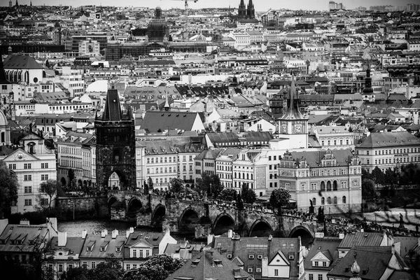 Teleaufnahme aus der Luft vom Petrin-Hügel zu den roten Dächern der Prager Altstadt — Stockfoto