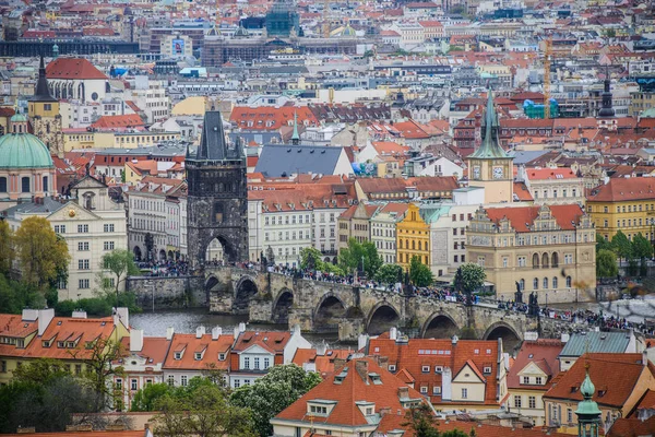 Telefoto vista aérea de Petrin Hill para os telhados vermelhos da cidade velha de Praga — Fotografia de Stock