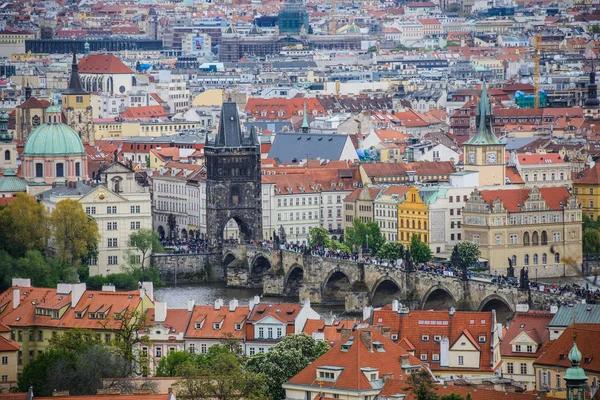 Telefoto vista aérea de Petrin Hill para os telhados vermelhos da cidade velha de Praga — Fotografia de Stock