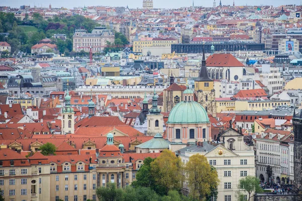 Luftaufnahme der bunten orangefarbenen Dächer alter Häuser in der Stadt Prag. — Stockfoto