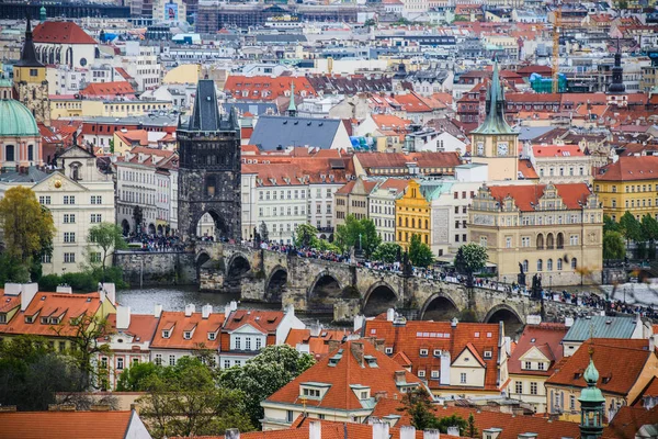 Telefoto vista aérea de Petrin Hill para os telhados vermelhos da cidade velha de Praga — Fotografia de Stock