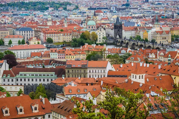 Luftaufnahme der bunten orangefarbenen Dächer alter Häuser in der Stadt Prag. — Stockfoto