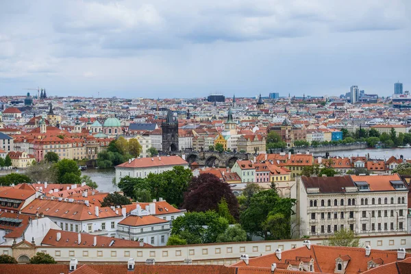 Teleaufnahme aus der Luft vom Petrin-Hügel zu den roten Dächern der Prager Altstadt — Stockfoto