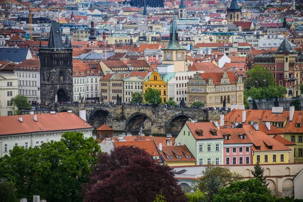 Teleaufnahme aus der Luft vom Petrin-Hügel zu den roten Dächern der Prager Altstadt — Stockfoto