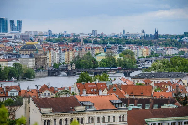 Schöne Aussicht auf Prager Brücken am Fluss — Stockfoto