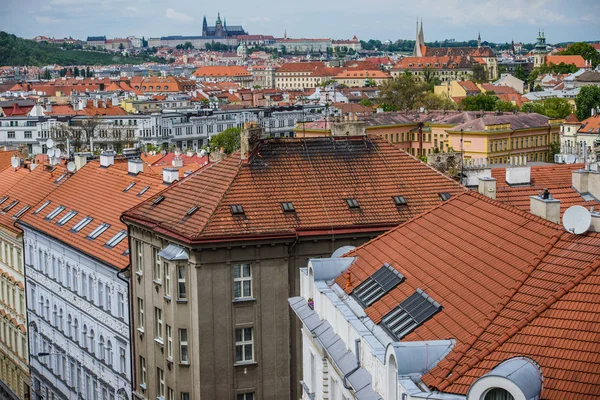 Luftaufnahme der bunten orangefarbenen Dächer alter Häuser in der Stadt Prag. — Stockfoto