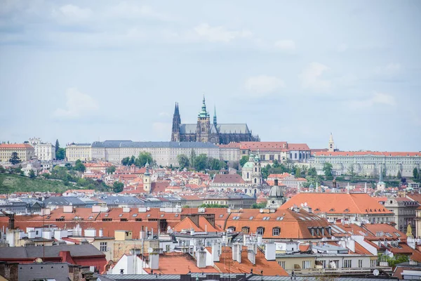 Blick auf die Prager Burg und den Veitsdom von der Moldau, Prag, Tschechische Republik. — Stockfoto