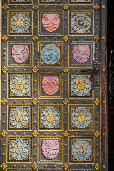 Bazylika Świętego Piotra i Pawła, Vysehrad, szczegóły drzwi, Praga, Republika Czeska — Zdjęcie stockowe