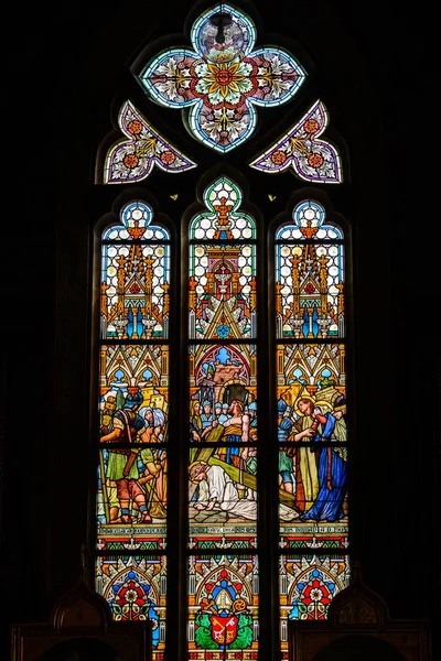 PRAGUE, RÉPUBLIQUE TCHÈQUE - 11 MAI 2017 : Vitraux dans la basilique de Vysehrad à Prague, République tchèque — Photo