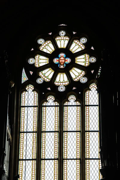 Prag, Tjeckien - 11 maj 2017: glasmålningar i basilikan Vysehrad i Prag, Tjeckien — Stockfoto