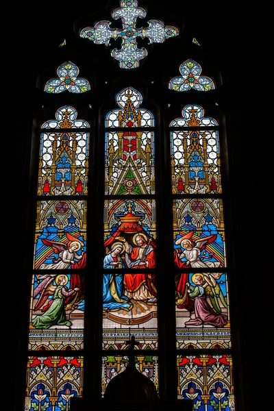 PRAGUE, REPÚBLICA CHECA - 11 de maio de 2017: Vidro manchado na Basílica de Vysehrad, em Praga, República Checa — Fotografia de Stock