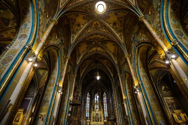 Prag, Tjeckien, 11 maj 2017: detalj av inre av basilikan St peter och paul ligger inne i slottet vysehrad komplexa — Stockfoto