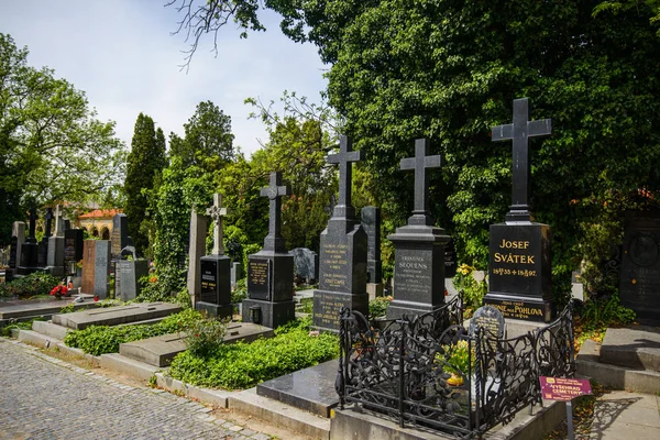 PRAGA, CHECA - 12 de mayo de 2017: Cementerio de Vysehrad — Foto de Stock