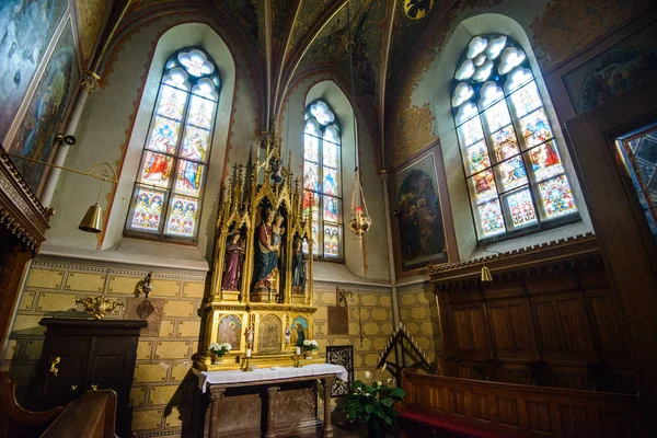 Prag, Tjeckien, 11 maj 2017: detalj av inre av basilikan St peter och paul ligger inne i slottet vysehrad komplexa — Stockfoto