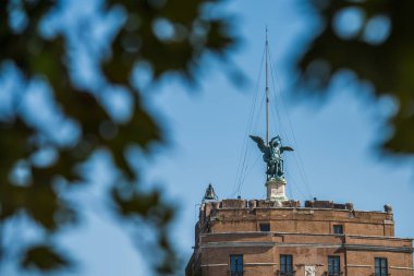saint Michael heykelin üstüne castel sant Roma angelo. İtalya.