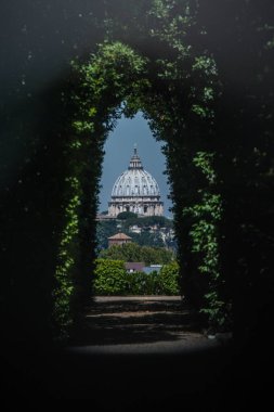Saint Peters Bazilikası ünlü deliğinden görülen kubbe Malta Şövalyeleri Aventino tepe üzerinde tarikat kapısı. Roma, İtalya, Güney Avrupa