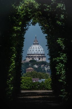 Saint Peters Bazilikası ünlü deliğinden görülen kubbe Malta Şövalyeleri Aventino tepe üzerinde tarikat kapısı. Roma, İtalya, Güney Avrupa
