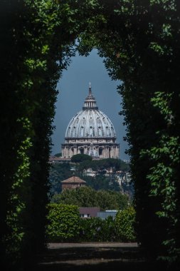 Saint Peters Bazilikası ünlü deliğinden görülen kubbe Malta Şövalyeleri Aventino tepe üzerinde tarikat kapısı. Roma, İtalya, Güney Avrupa