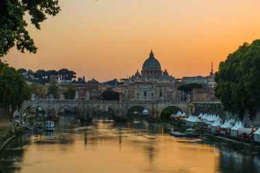 Tiber Nehri'nin, görüntü de dahil olmak üzere: Ponte Sant Angelo ve St. Peter's Basilica içinde belgili tanımlık geçmiş. Roma - İtalya.