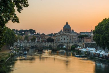 Tiber Nehri'nin, görüntü de dahil olmak üzere: Ponte Sant Angelo ve St. Peter's Basilica içinde belgili tanımlık geçmiş. Roma - İtalya.