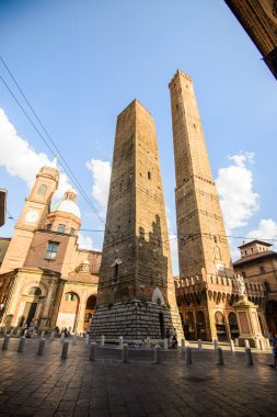 Bologna, İtalya - 9 Ağustos 2017: sabah, Bologna, Emilia-Romagna, Italytwo ünlü ünlü düşen kuleleri Asinelli ve Garisenda Asinelli ve Garisenda kuleleri sabah düşen