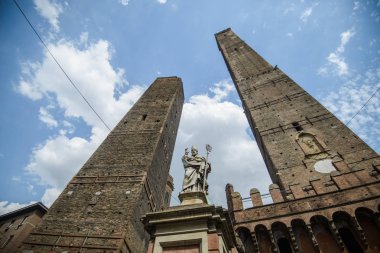 ünlü kuleleri Asinelli ve Garisenda sabah, Bologna, Emilia-Romagna, düşen Italytwo ünlü düşen Asinelli ve Garisenda sabah kuleleri
