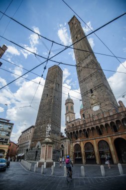 Bologna, İtalya - 9 Ağustos 2017: sabah, Bologna, Emilia-Romagna, Italytwo ünlü ünlü düşen kuleleri Asinelli ve Garisenda Asinelli ve Garisenda kuleleri sabah düşen