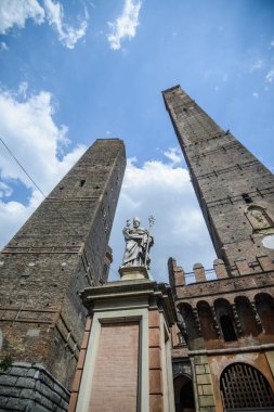 ünlü kuleleri Asinelli ve Garisenda sabah, Bologna, Emilia-Romagna, düşen Italytwo ünlü düşen Asinelli ve Garisenda sabah kuleleri