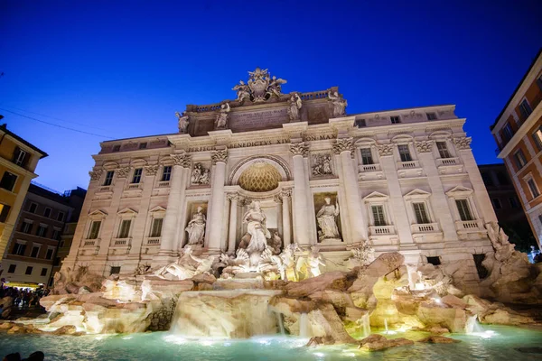 Trevi çeşmesi, gün doğumunda, Roma, İtalya. Roma barok mimarisi ve simgesi. Roma Trevi çeşmesi Roma ve İtalya 'nın başlıca ilgi alanlarından biridir.