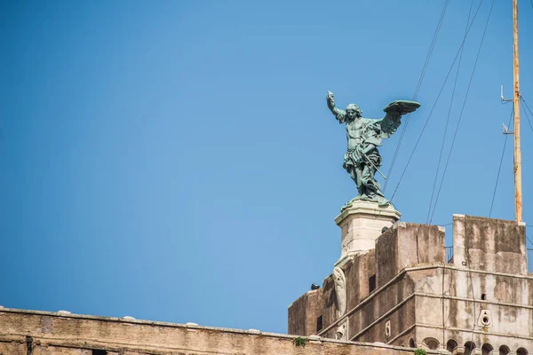 Estátua de São Miguel no topo de Castel Sant Angelo, em Roma. Itália . — Fotografia de Stock