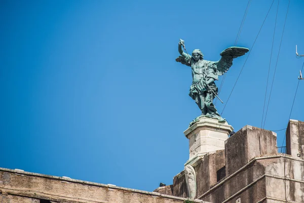 saint Michael heykelin üstüne castel sant Roma angelo. İtalya.