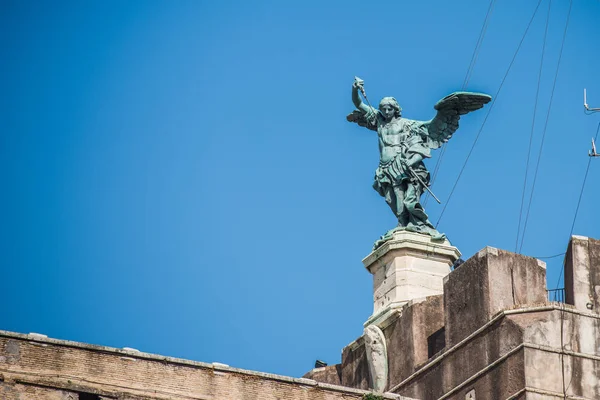 Saint michael szobor tetején castel sant angelo Rómában. Olaszország. — Stock Fotó