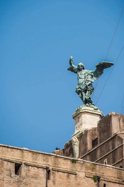 Saint michael szobor tetején castel sant angelo Rómában. Olaszország. — Stock Fotó