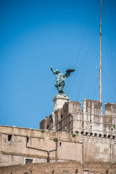 saint Michael heykelin üstüne castel sant Roma angelo. İtalya.