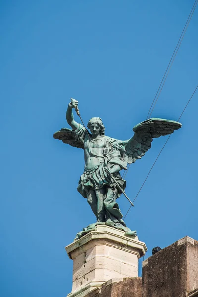 Saint michael pomnik na szczycie castel sant angelo w Rzymie. Włochy. — Zdjęcie stockowe