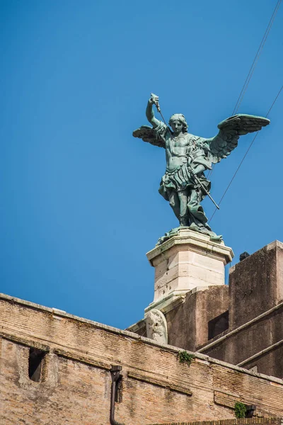 saint Michael heykelin üstüne castel sant Roma angelo. İtalya.