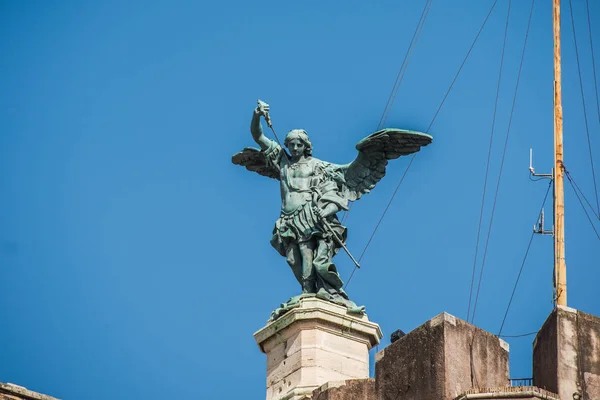 Svatý michael socha na vrcholu castel sant angelo v Římě. Itálie. — Stock fotografie