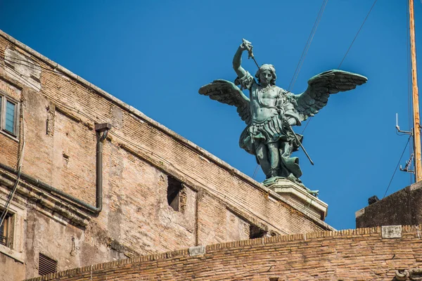 Saint michael szobor tetején castel sant angelo Rómában. Olaszország. — Stock Fotó