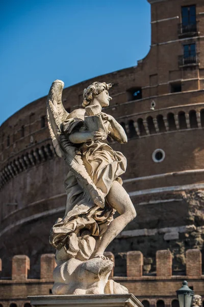 İtalya, Roma 'daki Castel Sant Angelo' dan melek heykeli..