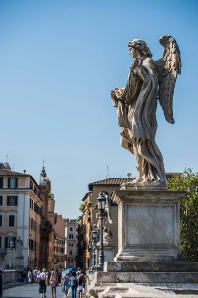 Rome, Olaszország - 2017. augusztus 7. - angyal szobor a Castel Sant Angelo, Róma, Olaszország. — Stock Fotó