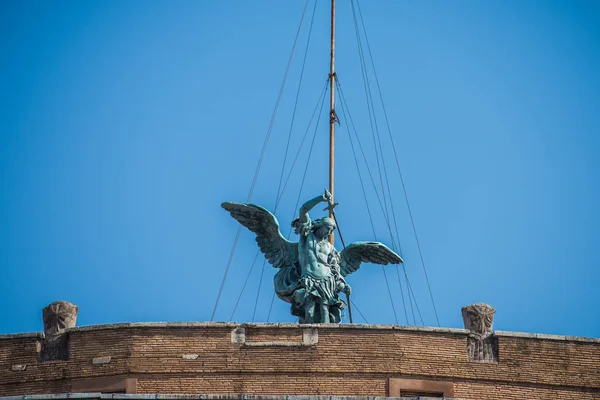 Svatý michael socha na vrcholu castel sant angelo v Římě. Itálie. — Stock fotografie