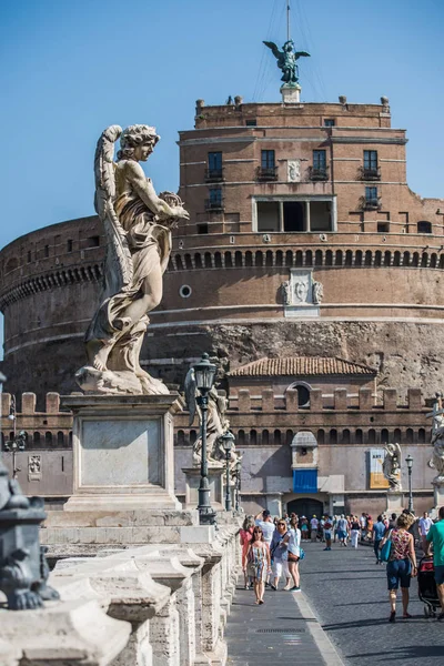 Rome, İtalya - 7 Ağustos 2017 - melek heykeli Castel Sant Angelo Roma, İtalya. — Stok fotoğraf