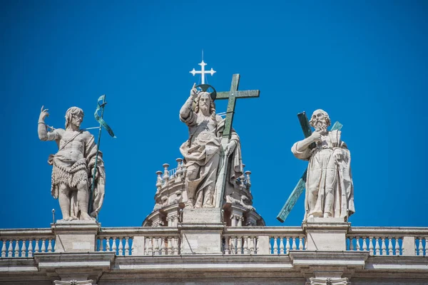 Статуї на вершині собору Святого Петра у Ватикані Римі — стокове фото