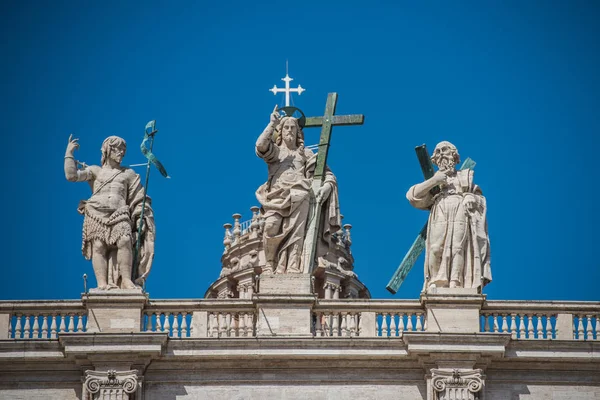在梵蒂冈，罗马圣伯多禄大教堂的雕像 — 图库照片
