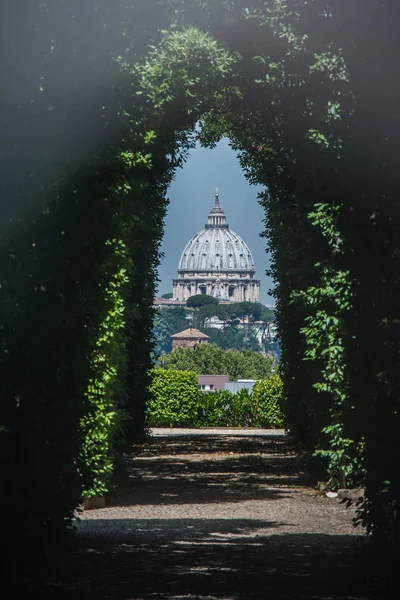 La cúpula de la Basílica de San Pedro vista a través del famoso ojo de cerradura en la puerta del Priorato de los Caballeros de Malta en la colina Aventino. Roma, Italia, Europa del Sur — Foto de Stock