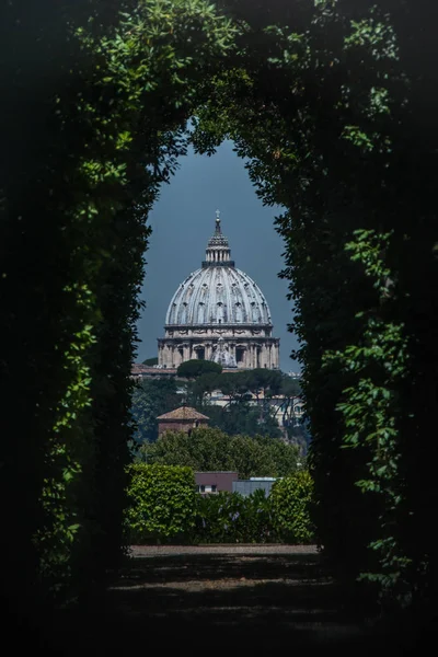 Saint Peters Bazilikası ünlü deliğinden görülen kubbe Malta Şövalyeleri Aventino tepe üzerinde tarikat kapısı. Roma, İtalya, Güney Avrupa