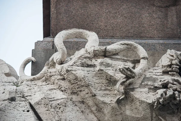 Fragmento de uma fonte de quatro rios na área de Navona, em Roma — Fotografia de Stock