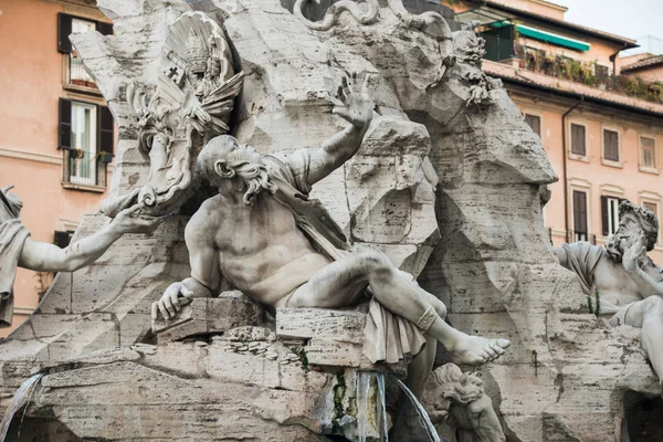 Fragment av en fontän av fyra floder på området av Navona i Rom — Stockfoto